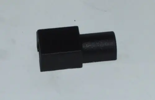 Schwarze Abdeckung mit quadratischer Basis und zylindrischem Ansatz, möglicherweise für eine Stellschraube von Daikin Altherma C Oil.